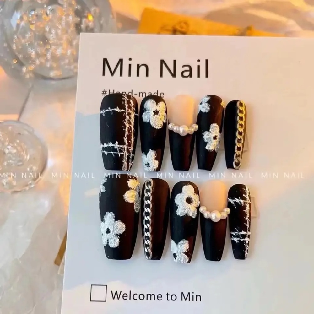 Gorgeous 10 pcs Handmade Press-On Nails (Nail Kit - Reusable).